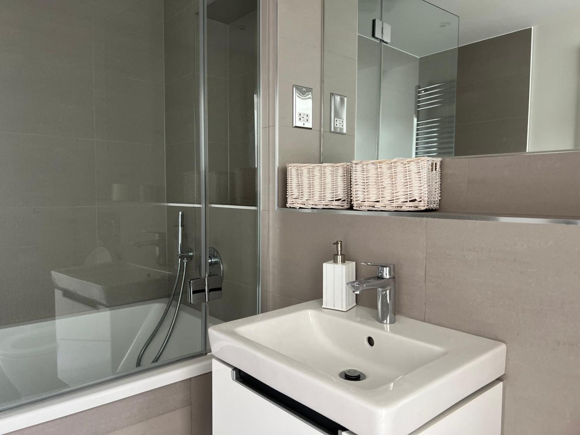 Homestay South West Heart, Close So Many Public Transports London